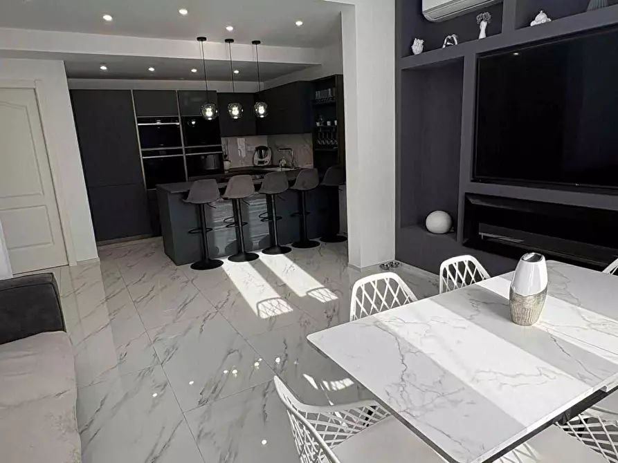 Immagine 4 di Appartamento in vendita  a Montignoso