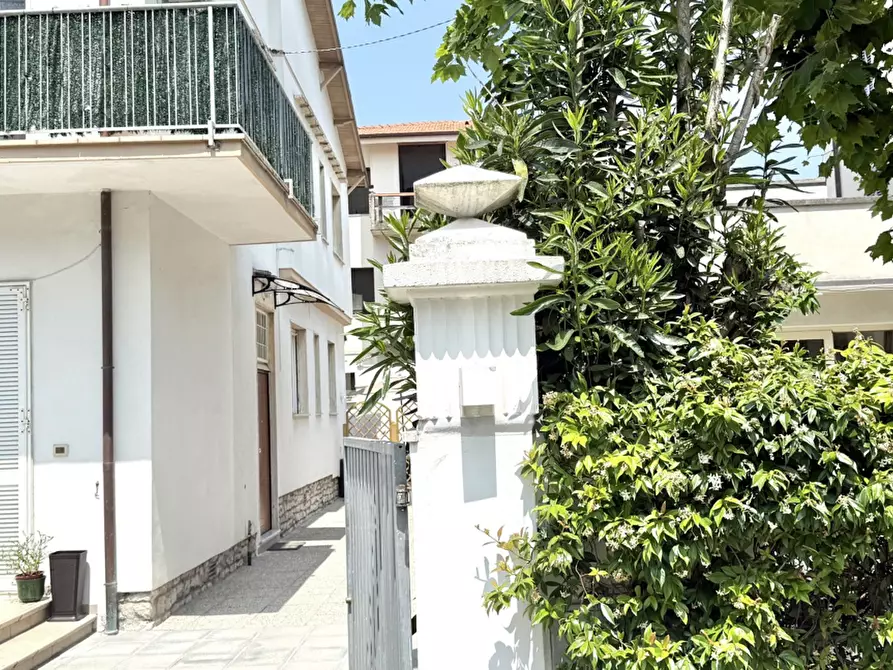 Immagine 7 di Casa bifamiliare in vendita  a Camaiore