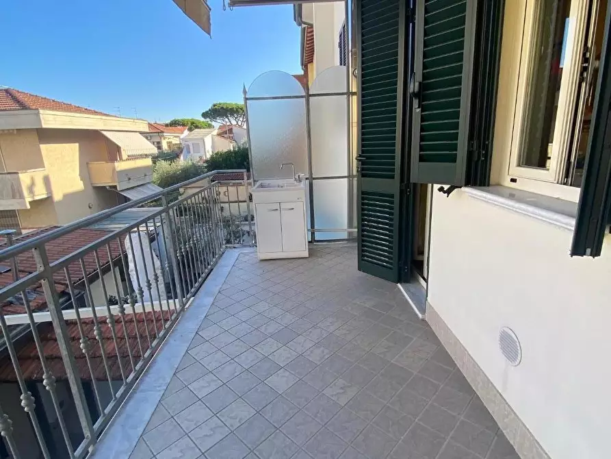 Immagine 16 di Appartamento in vendita  a Viareggio