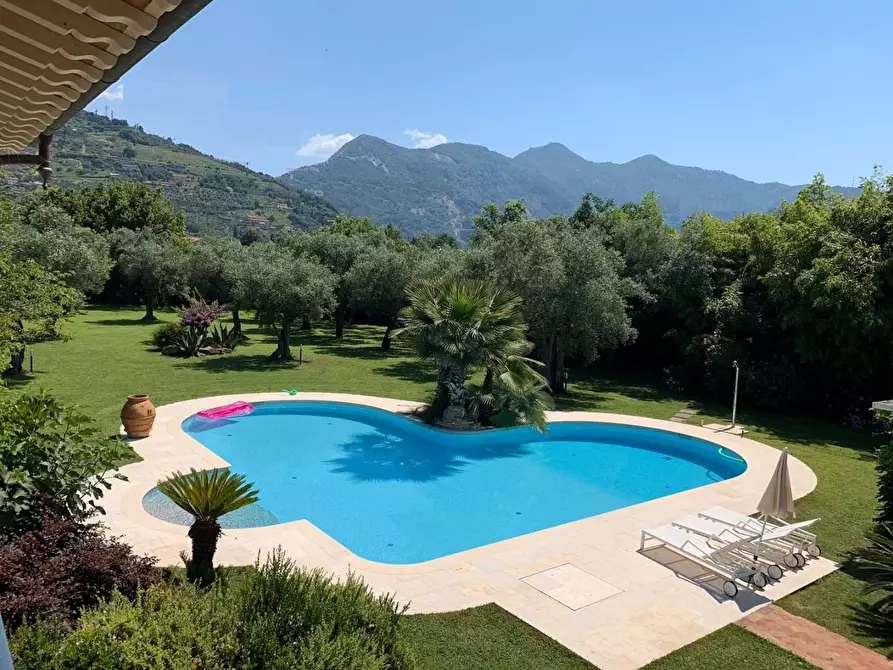 Immagine 5 di Villa in vendita  a Pietrasanta
