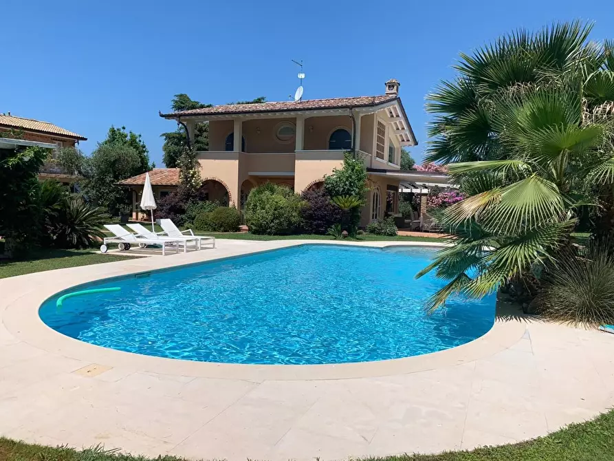 Immagine 6 di Villa in vendita  a Pietrasanta