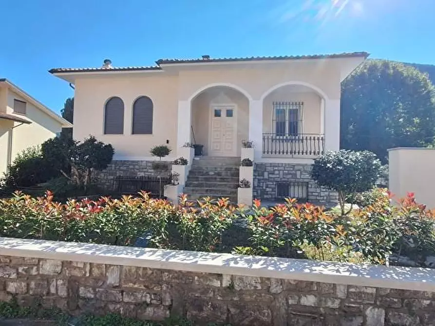 Immagine 4 di Villa in vendita  a Borgo A Mozzano