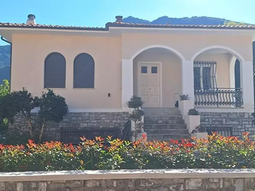 Immagine 6 di Villa in vendita  a Borgo A Mozzano