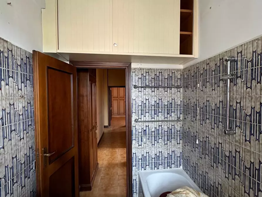 Immagine 17 di Appartamento in vendita  a Lucca