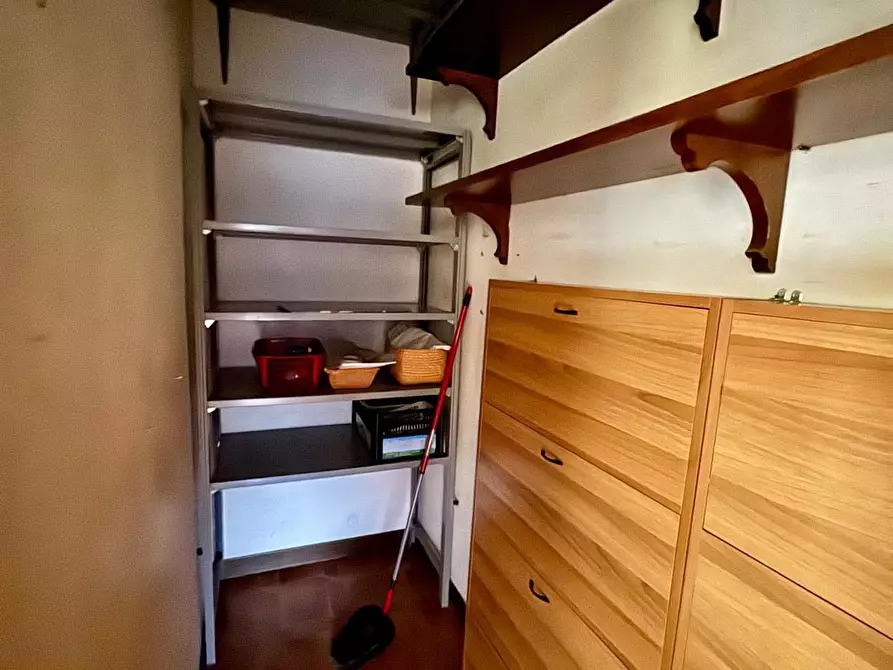 Immagine 11 di Appartamento in vendita  a Lucca