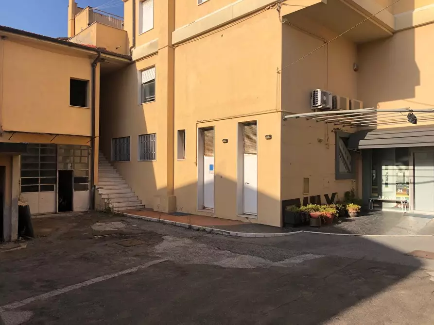 Immagine 2 di Negozio in vendita  a Ponsacco