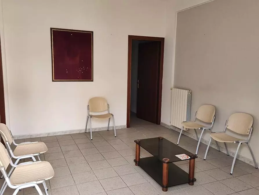 Immagine 2 di Ufficio in affitto  a Santa Maria A Monte