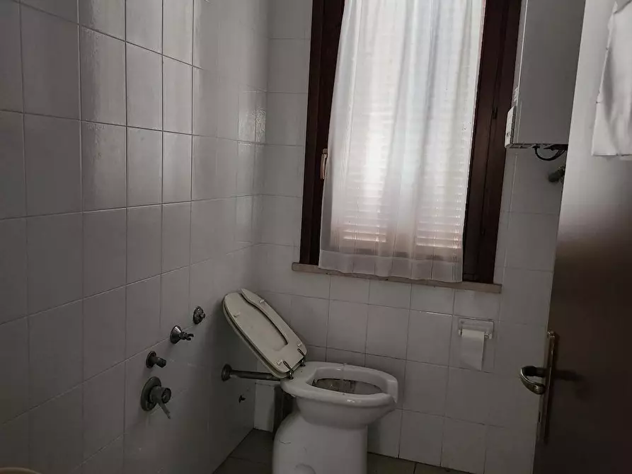 Immagine 11 di Ufficio in affitto  a Santa Maria A Monte