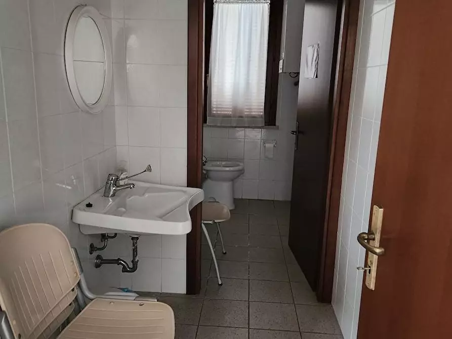 Immagine 10 di Ufficio in affitto  a Santa Maria A Monte