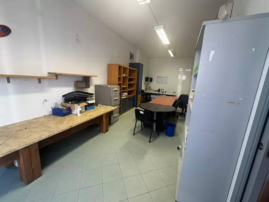 Immagine 2 di Locale commerciale in vendita  a Carrara