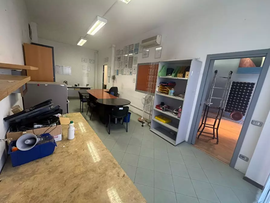 Immagine 7 di Locale commerciale in vendita  a Carrara