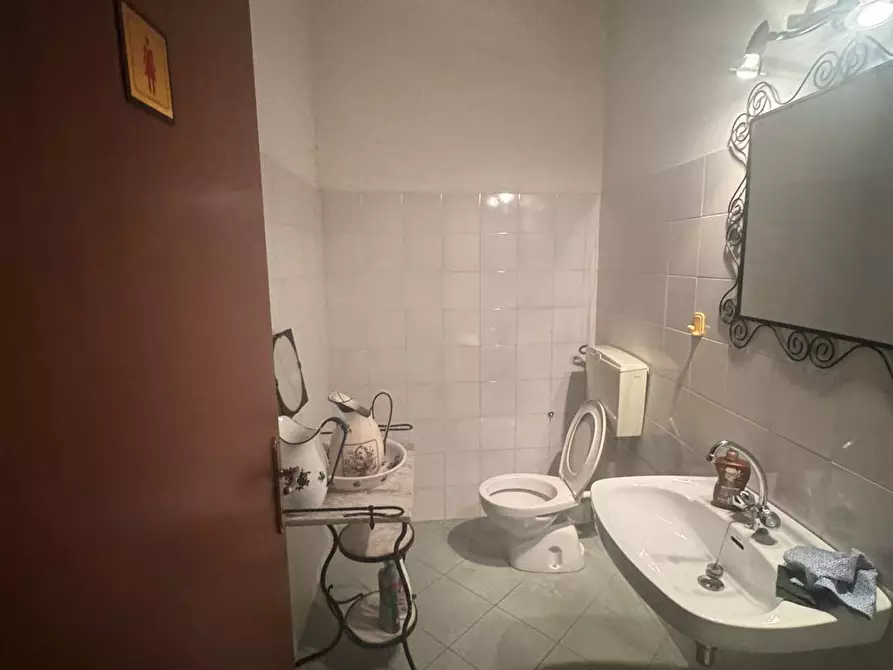 Immagine 8 di Locale commerciale in vendita  a Carrara