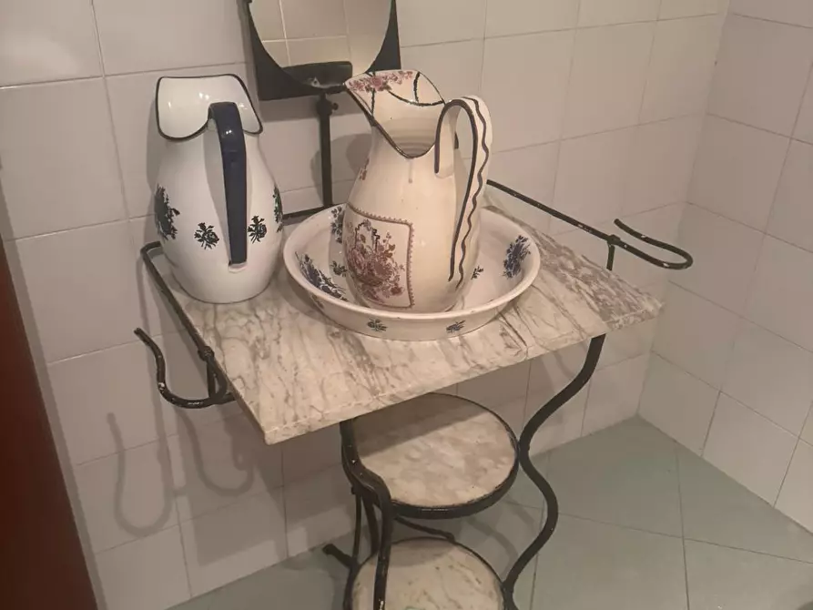 Immagine 13 di Locale commerciale in vendita  a Carrara