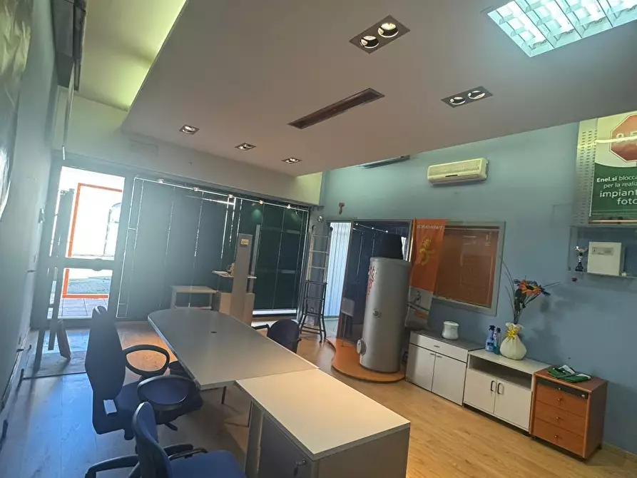 Immagine 9 di Locale commerciale in vendita  a Carrara