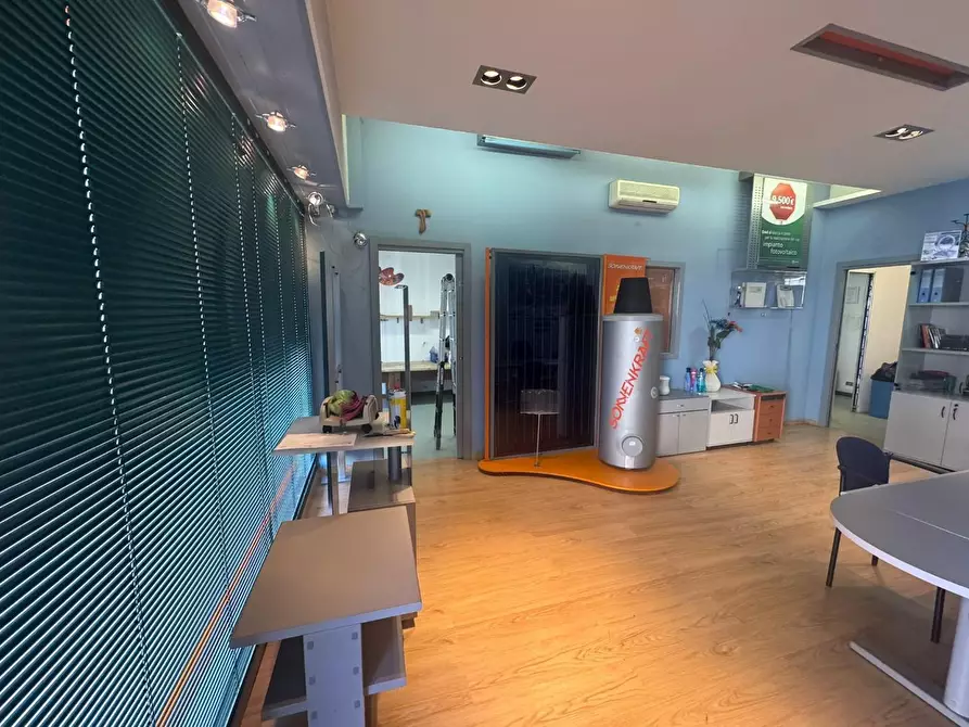 Immagine 6 di Locale commerciale in vendita  a Carrara