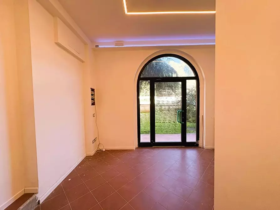 Immagine 10 di Negozio in affitto  a Empoli
