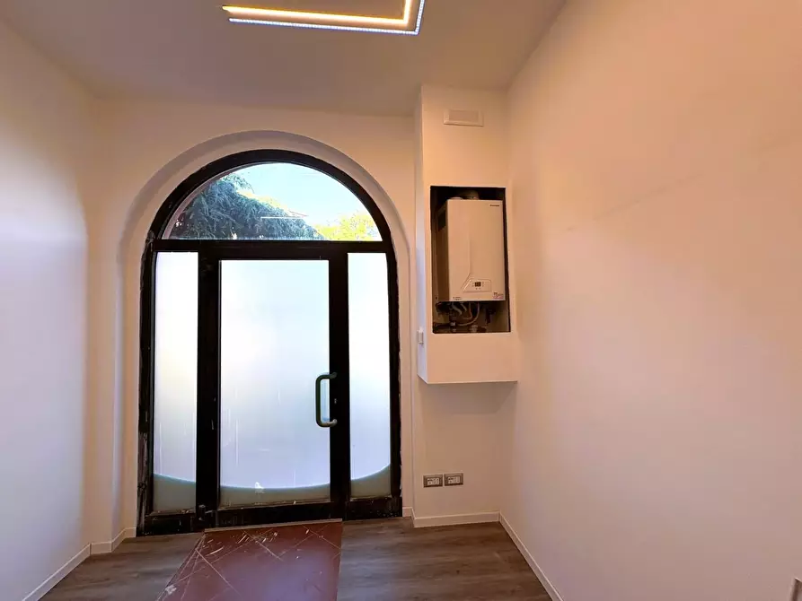 Immagine 3 di Negozio in affitto  a Empoli