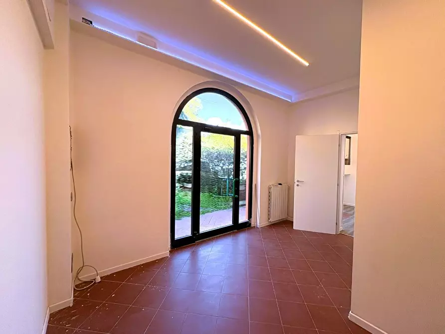 Immagine 21 di Negozio in affitto  a Empoli