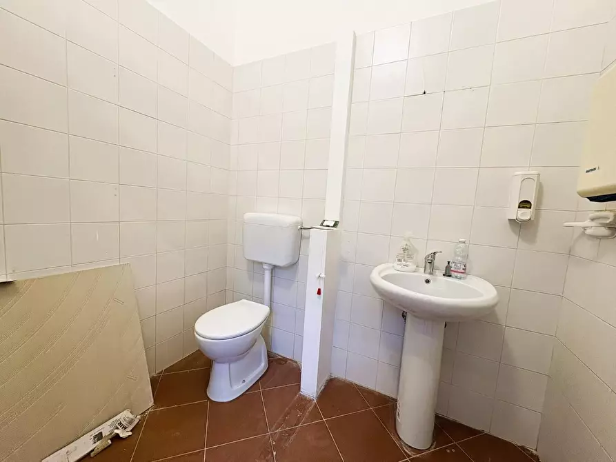 Immagine 16 di Negozio in affitto  a Empoli