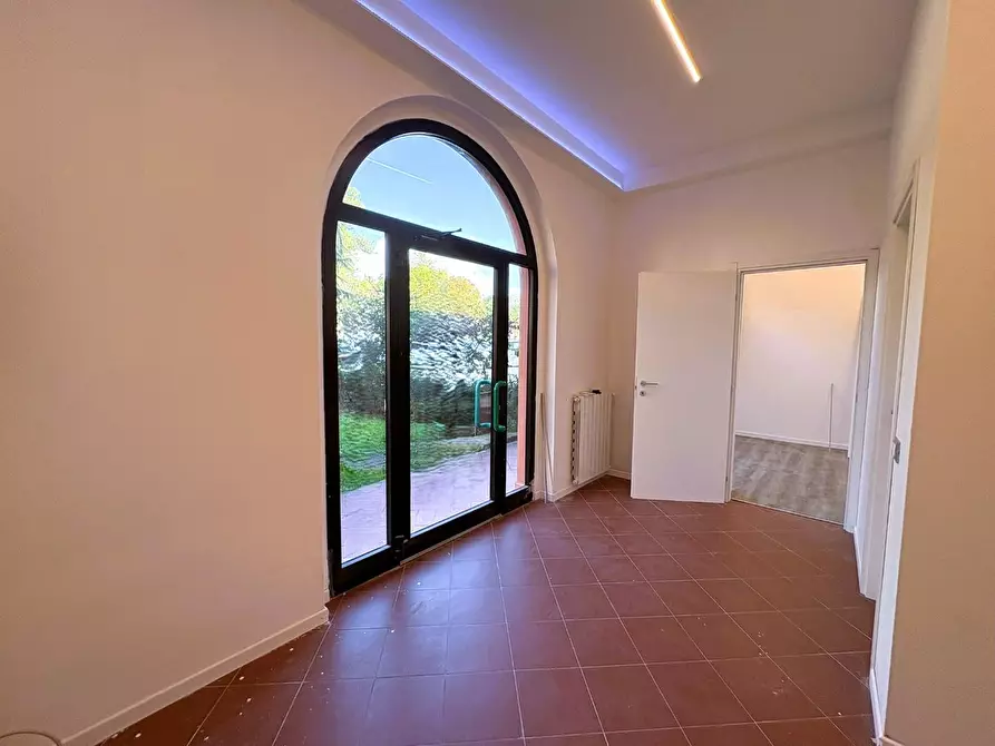 Immagine 13 di Negozio in affitto  a Empoli