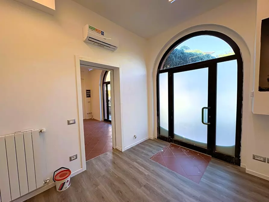 Immagine 12 di Negozio in affitto  a Empoli