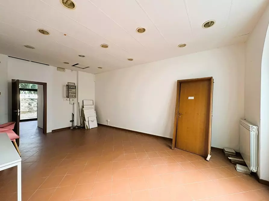 Immagine 11 di Negozio in affitto  a Empoli