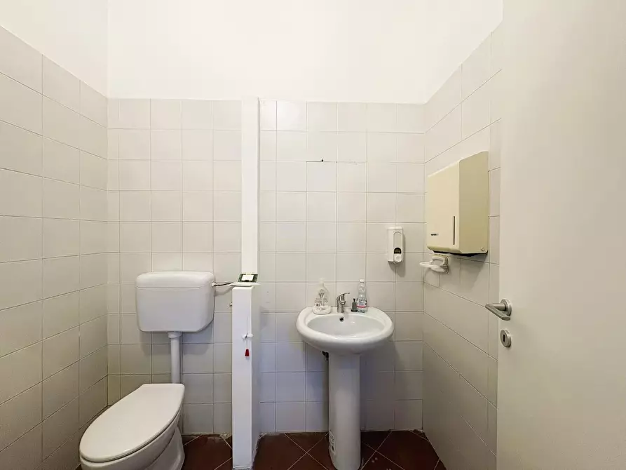 Immagine 8 di Negozio in affitto  a Empoli