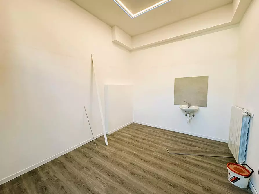 Immagine 18 di Negozio in affitto  a Empoli