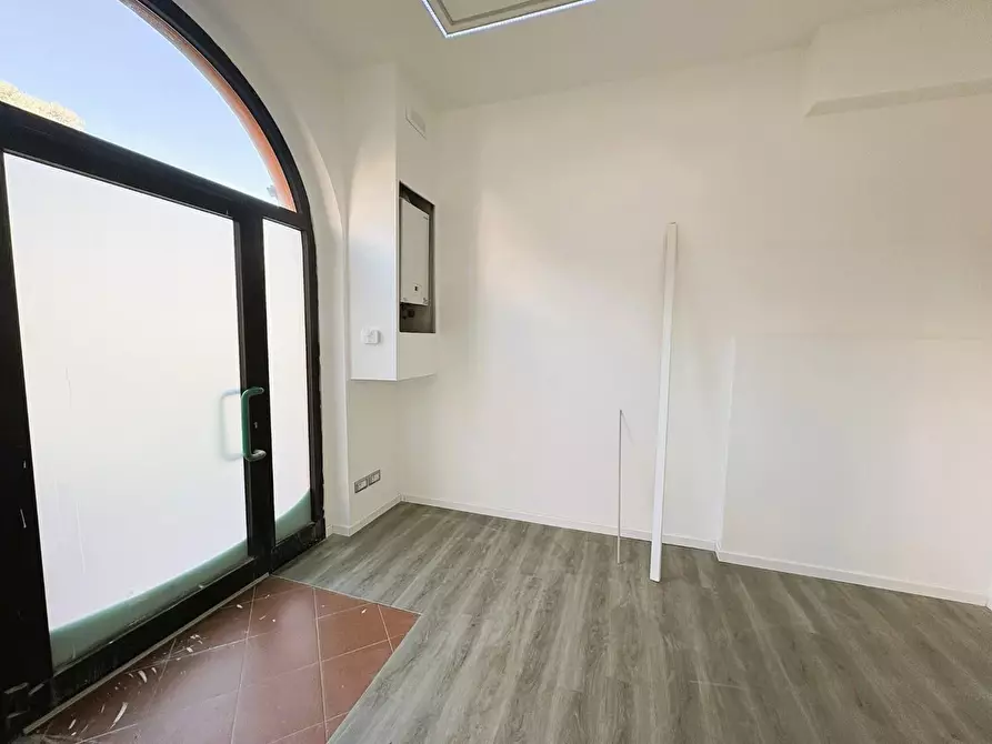 Immagine 2 di Negozio in affitto  a Empoli
