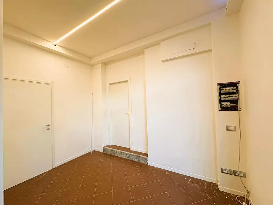Immagine 9 di Negozio in affitto  a Empoli