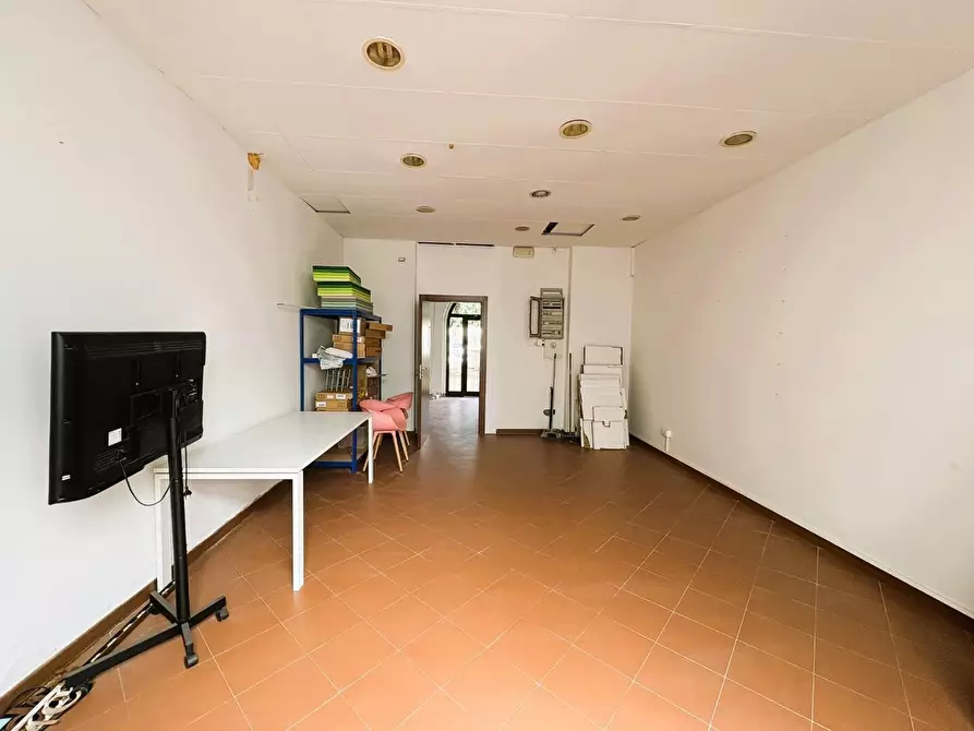Immagine 14 di Negozio in affitto  a Empoli