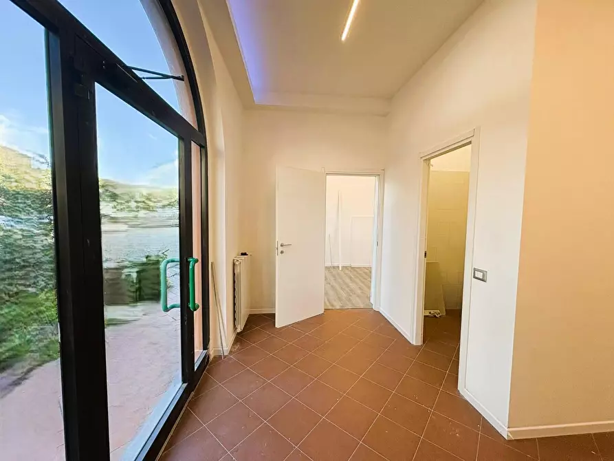 Immagine 20 di Negozio in affitto  a Empoli