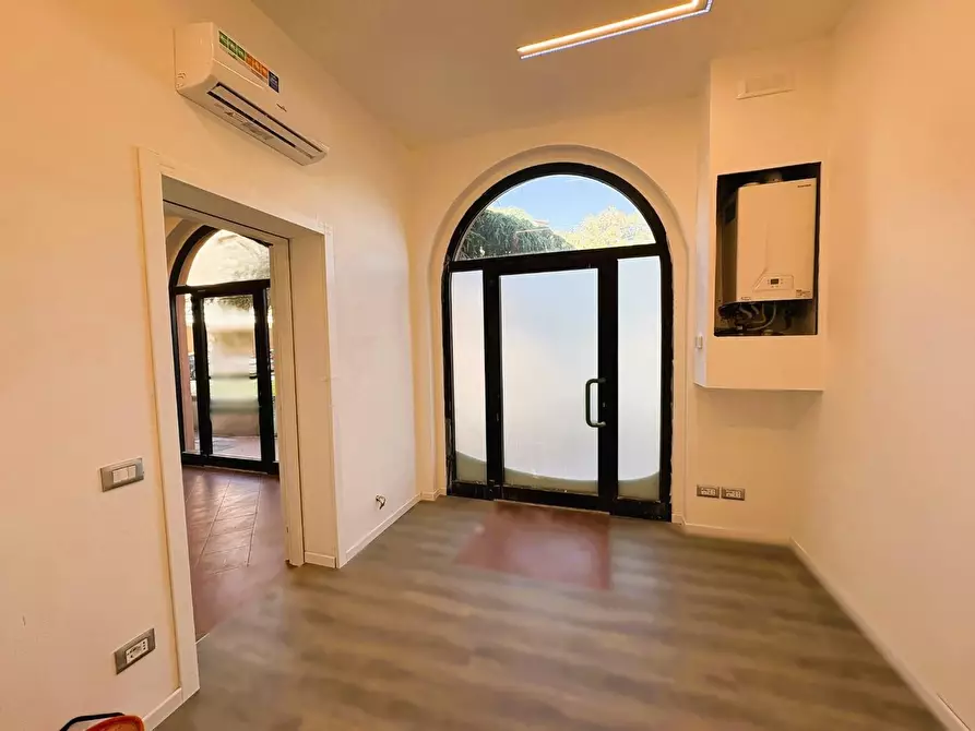 Immagine 1 di Negozio in affitto  a Empoli