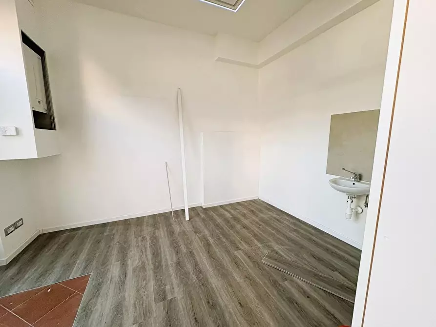 Immagine 5 di Negozio in affitto  a Empoli