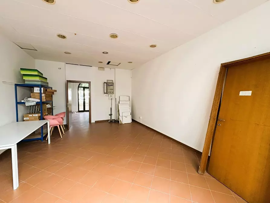 Immagine 22 di Negozio in affitto  a Empoli