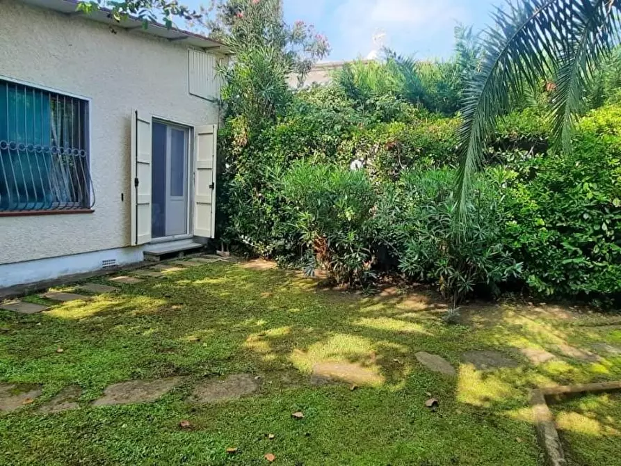 Immagine 2 di Casa indipendente in vendita  a Forte Dei Marmi