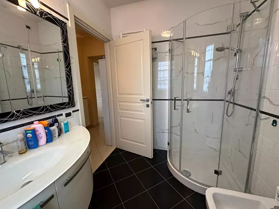 Immagine 21 di Villa in vendita  a Capannori