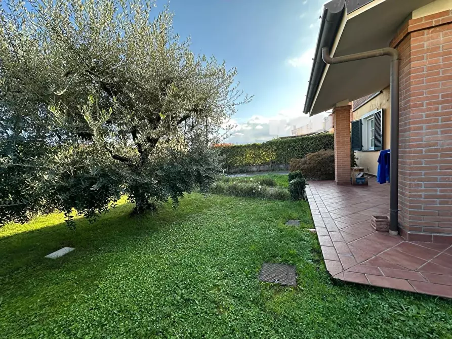 Immagine 15 di Villa in vendita  a Capannori