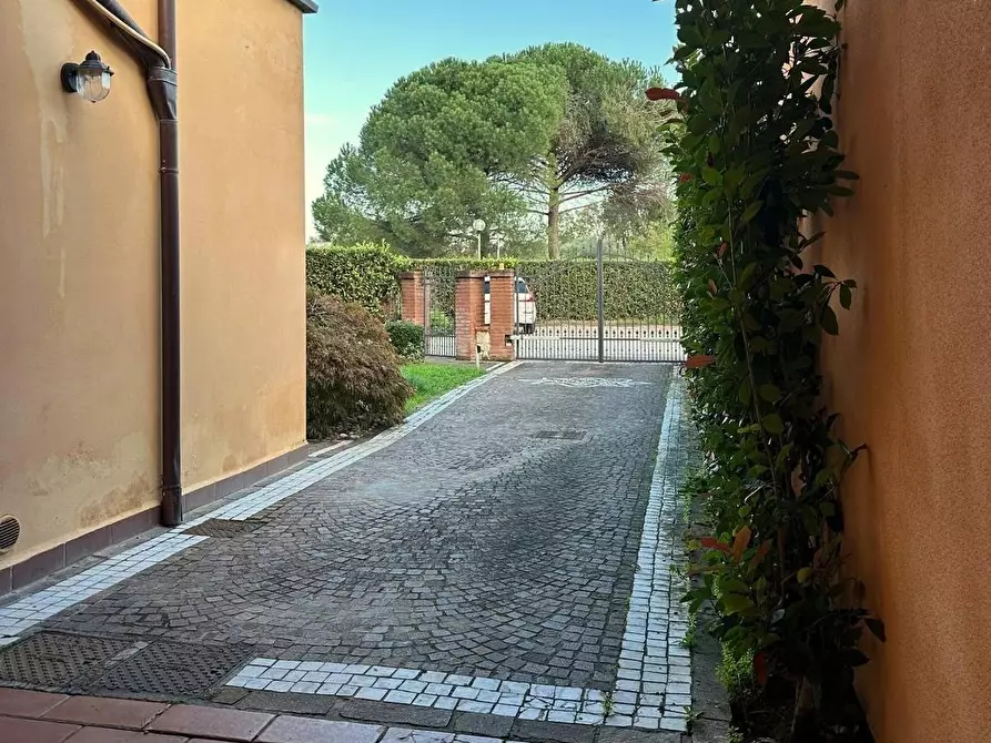 Immagine 49 di Villa in vendita  a Capannori