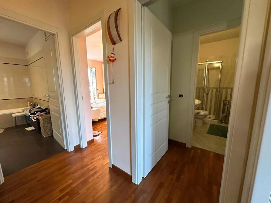 Immagine 46 di Villa in vendita  a Capannori