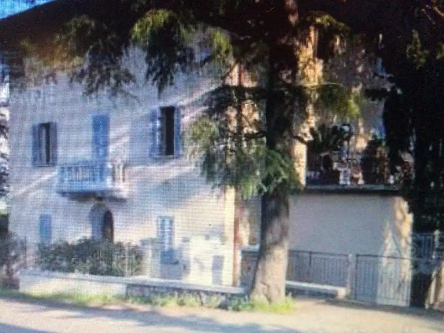 Immagine 2 di Villa in vendita  a Quarrata