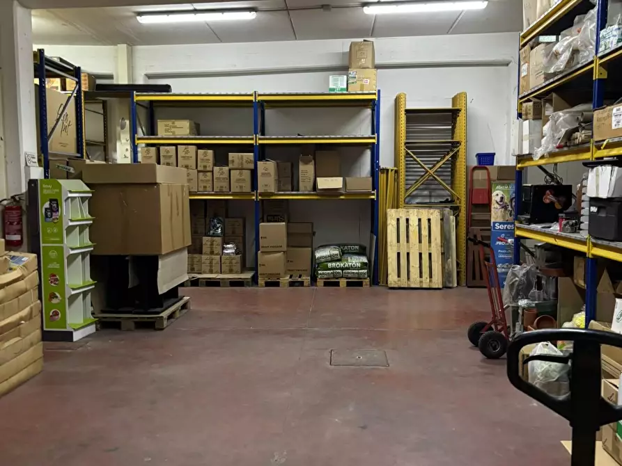 Immagine 24 di Magazzino in affitto  a Roma