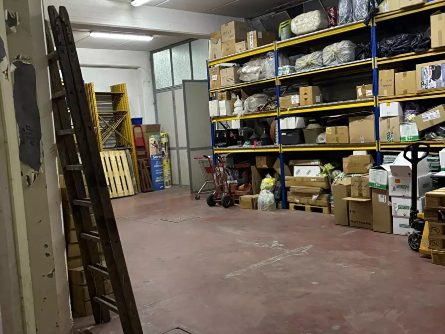 Immagine 21 di Magazzino in affitto  a Roma