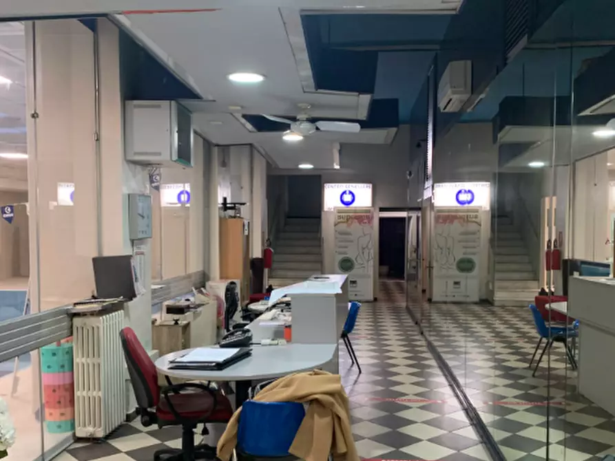 Immagine 11 di Locale commerciale in vendita  a Torino