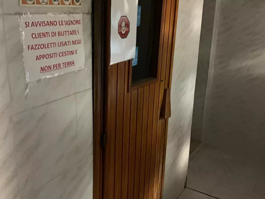 Immagine 9 di Locale commerciale in vendita  a Torino