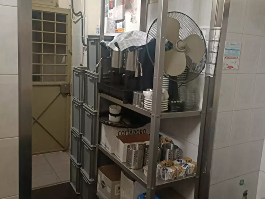 Immagine 9 di Negozio in vendita  a Torino