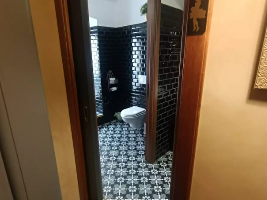 Immagine 16 di Negozio in vendita  a Torino