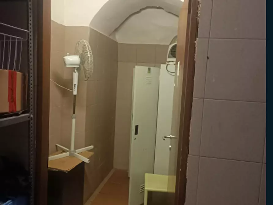 Immagine 25 di Negozio in vendita  a Torino