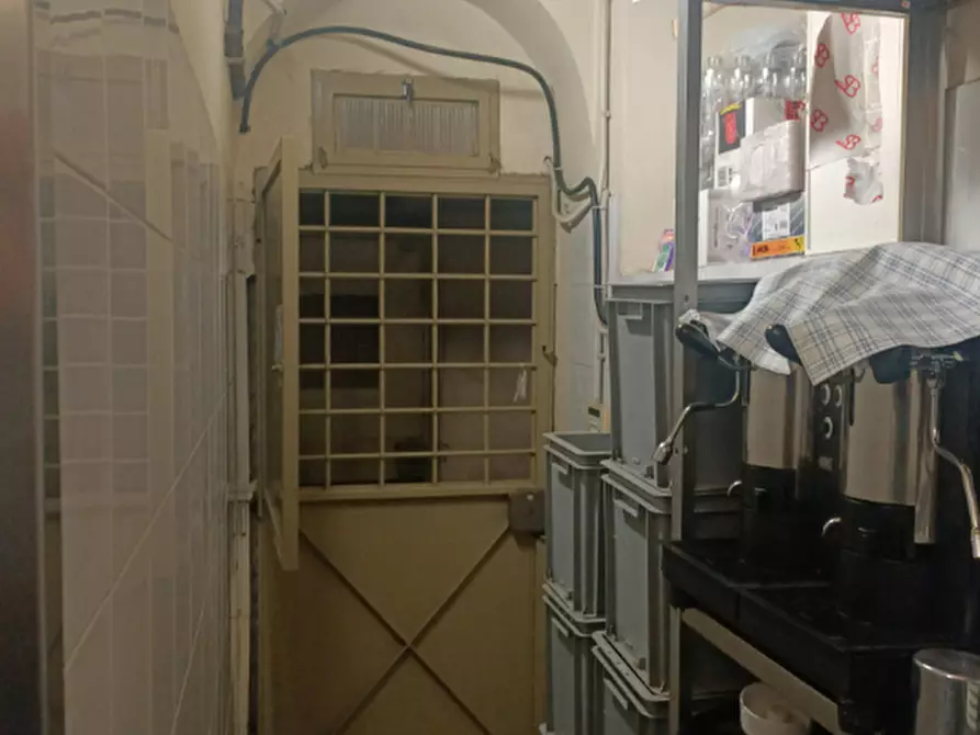 Immagine 10 di Negozio in vendita  a Torino