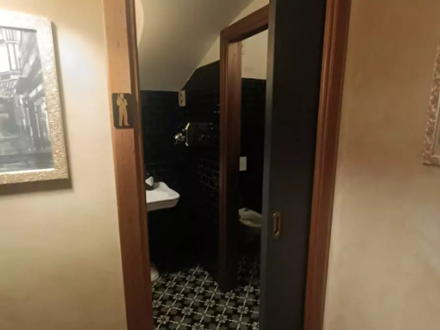 Immagine 17 di Negozio in vendita  a Torino